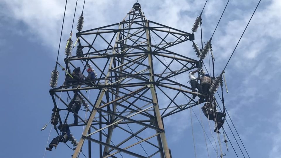 Workers repair the power grid on Oct. 4, 2018. Photo: YESC