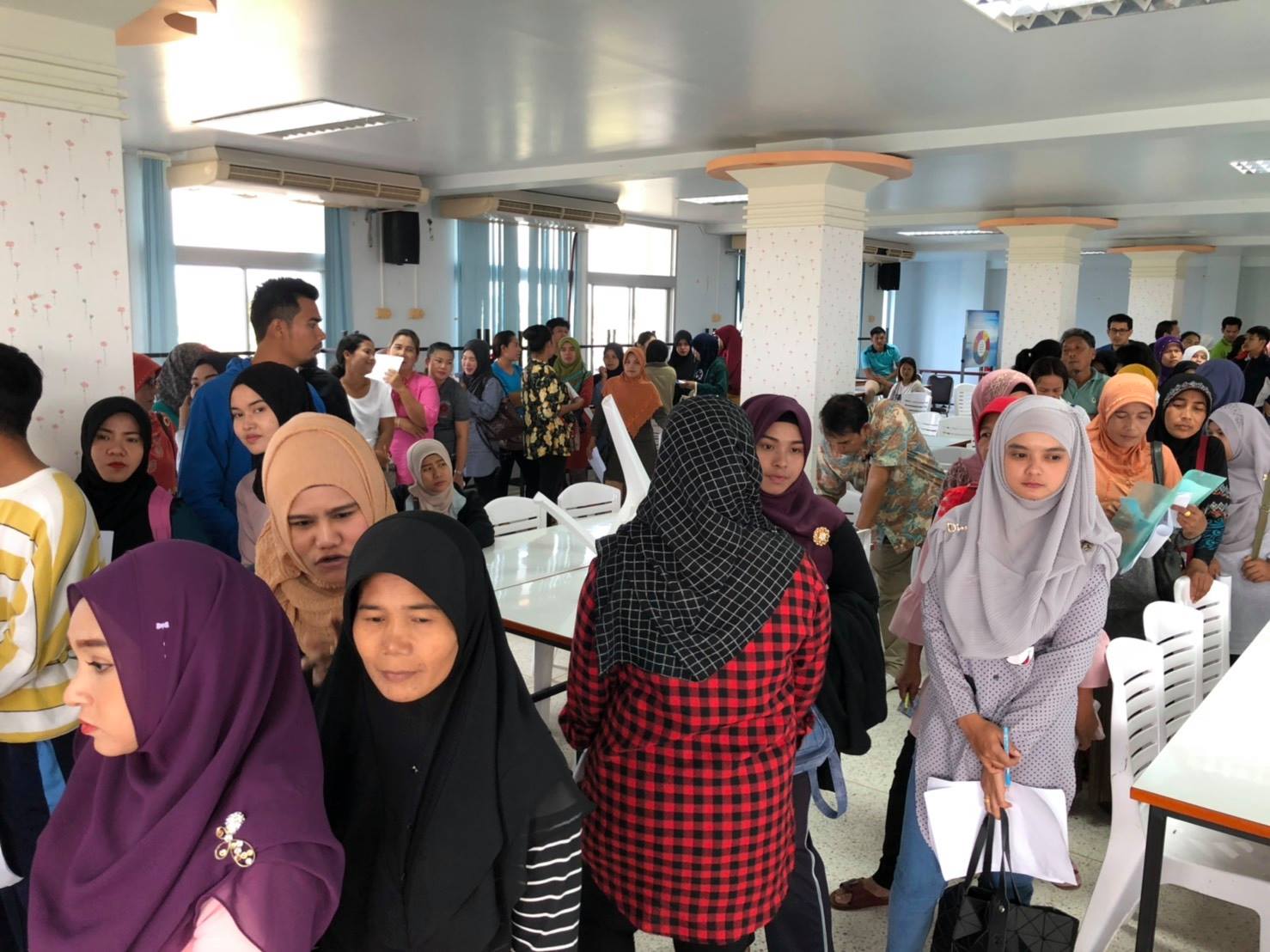 Crowd gathered to sign up -- Photo:Facebook/ PR Provincial Administration Organization Satun