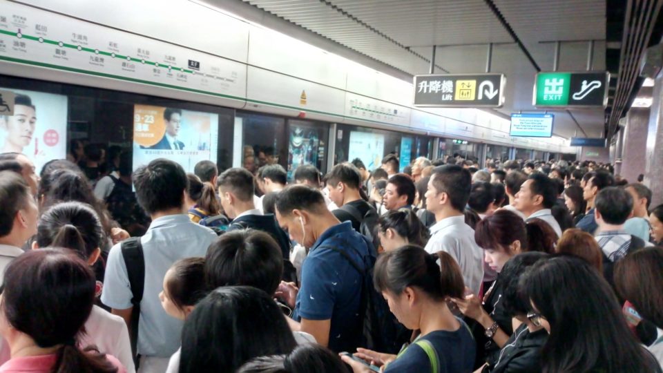 Packed platform at Prince Edward MTR at 9:18am, where commuters have been standing for a while for a Kwun Tong line train for Tiu Keng Leng. Photo via Facebook/Ng Wing Yin.