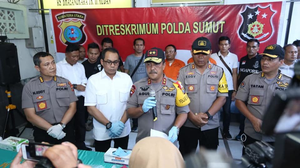 North Sumatra Police press conference discussing the murder of a family of three on October 8. Photo:
Polda Sumatera Utara / Facebook