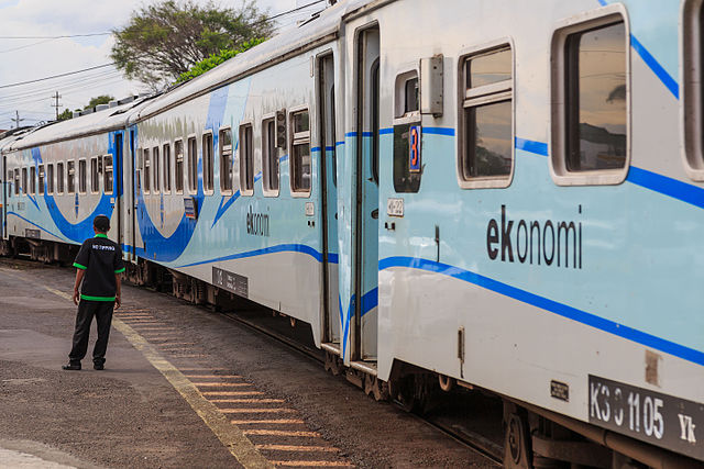 Train travel might soon be a reality as the Bali provincial government is currently working on long-term infrastructure projects, one of which aims to connect travelers directly with the island’s top tourist spots straight from Ngurah Rai International Airport. Photo: CEphoto, Uwe Aranas/Wikimedia Commons