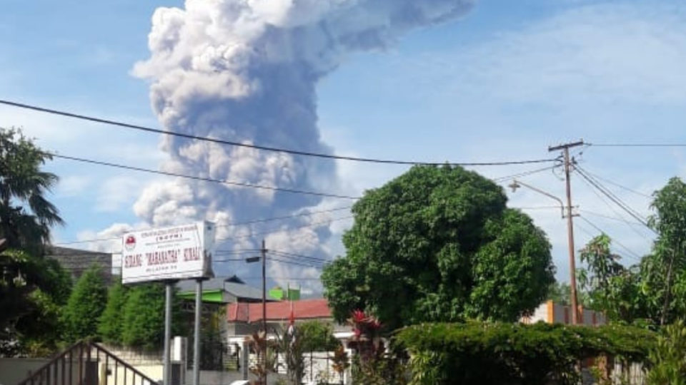 Mount Soputan erupting on the morning of Oct 3, 2018. Photo: National Disaster Mitigation Agency (BNPB) / Twitter