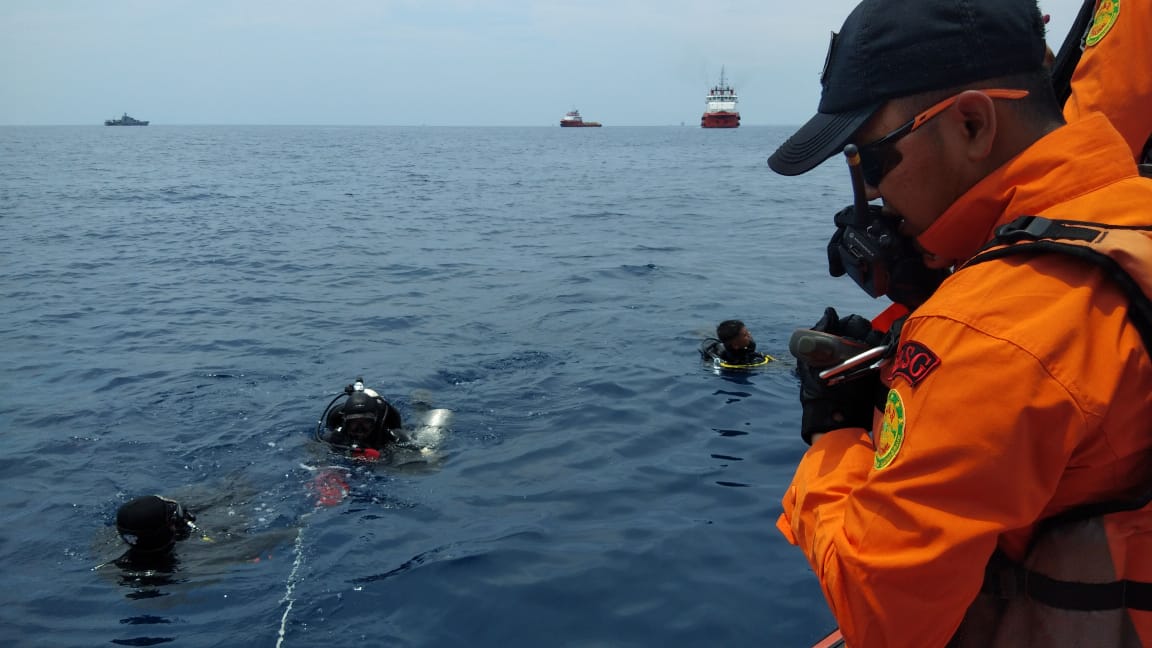 Members of the National Search and Rescue Agency (Basarnas) searching the site where Lion Air JT-610 crashed this morning. Photo: Sutopo Purwo Nugroho /
@Sutopo_PN / Twitter