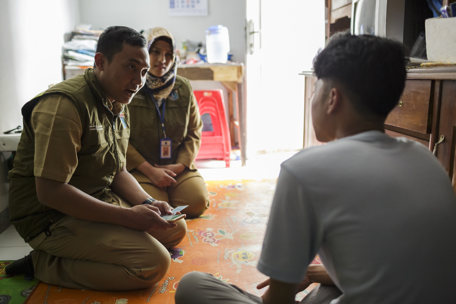Community health workers from Puskesmas Cilandak in South Jakarta use an Android-based application to ensure early intervention and provide psychosocial support and services in the community. Photo: Andrea Star Reese for Human Rights Watch
