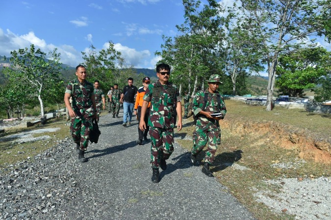 Officers conducting a review for a mass grave for victims already identified in the earthquake-tsunami disaster in Central Sulawesi. Photo via Sutopo Purwo Nugroho/BNPB