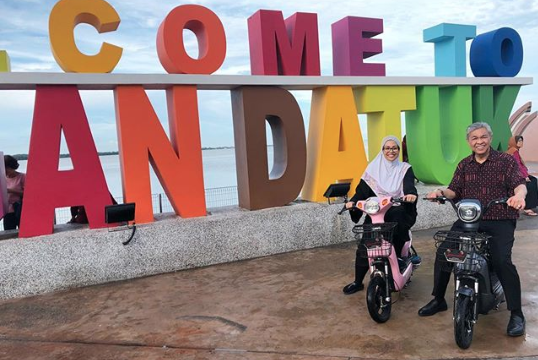 Nurul Hamidi with her father, Zahid Hamidi via Instagram 