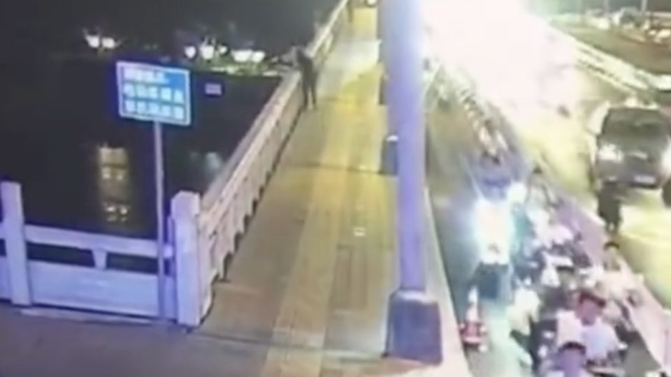 Footage of the incident. Screen grab via Weibo