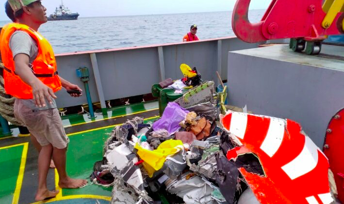 Plane debris and personal effects of passengers of the crashed Lion Air JT-610 flight. Photo: Twitter / @Sutopo_PN
