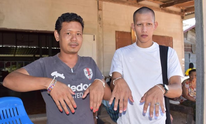 Thai men painted their nails red to avoid capture of a “widow ghost,” Oct. 1, 2018. Photo: Sanook