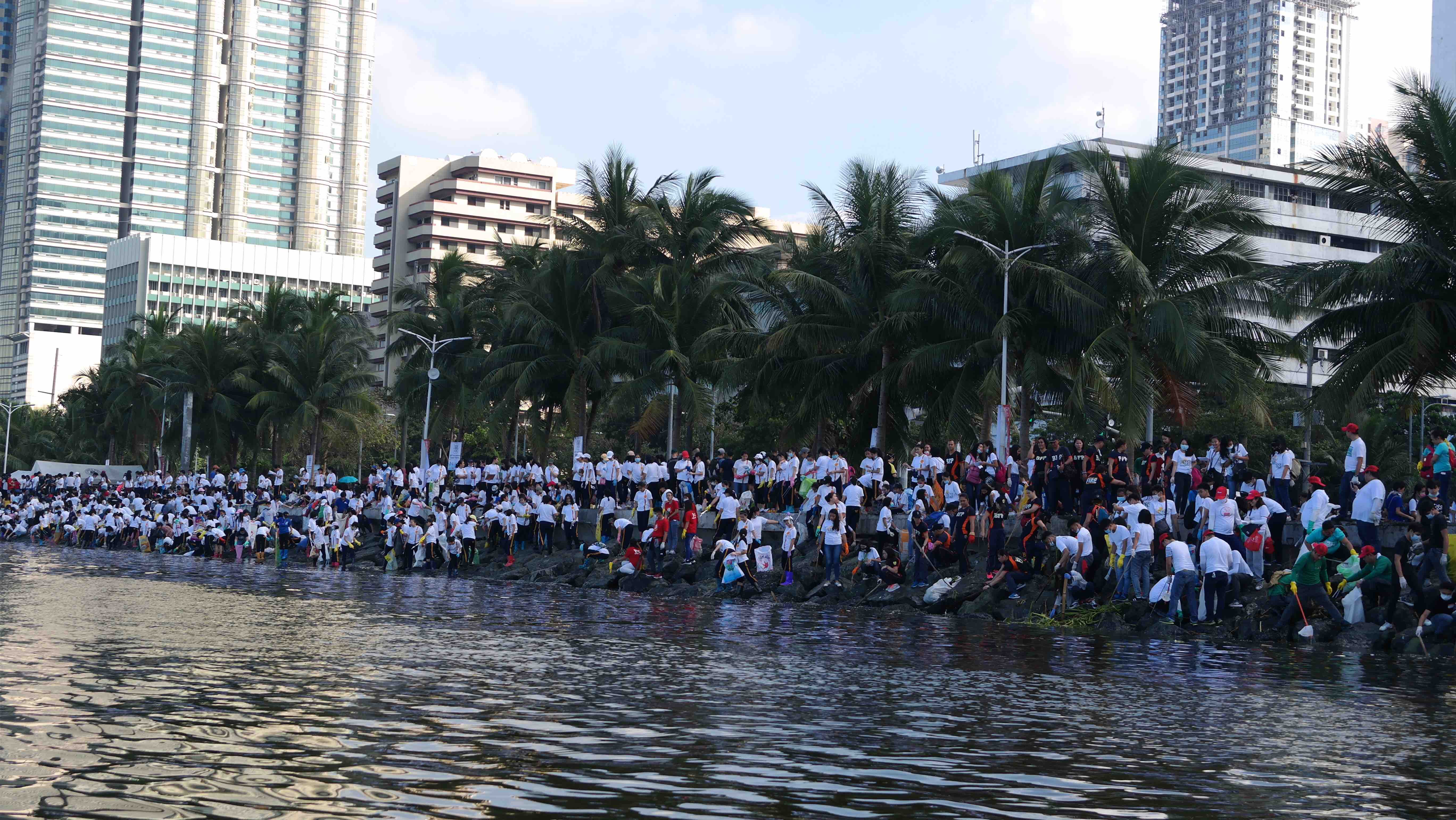 Coastal cleanup volunteers along the Baywalk. (Photo: Therese Reyes) 