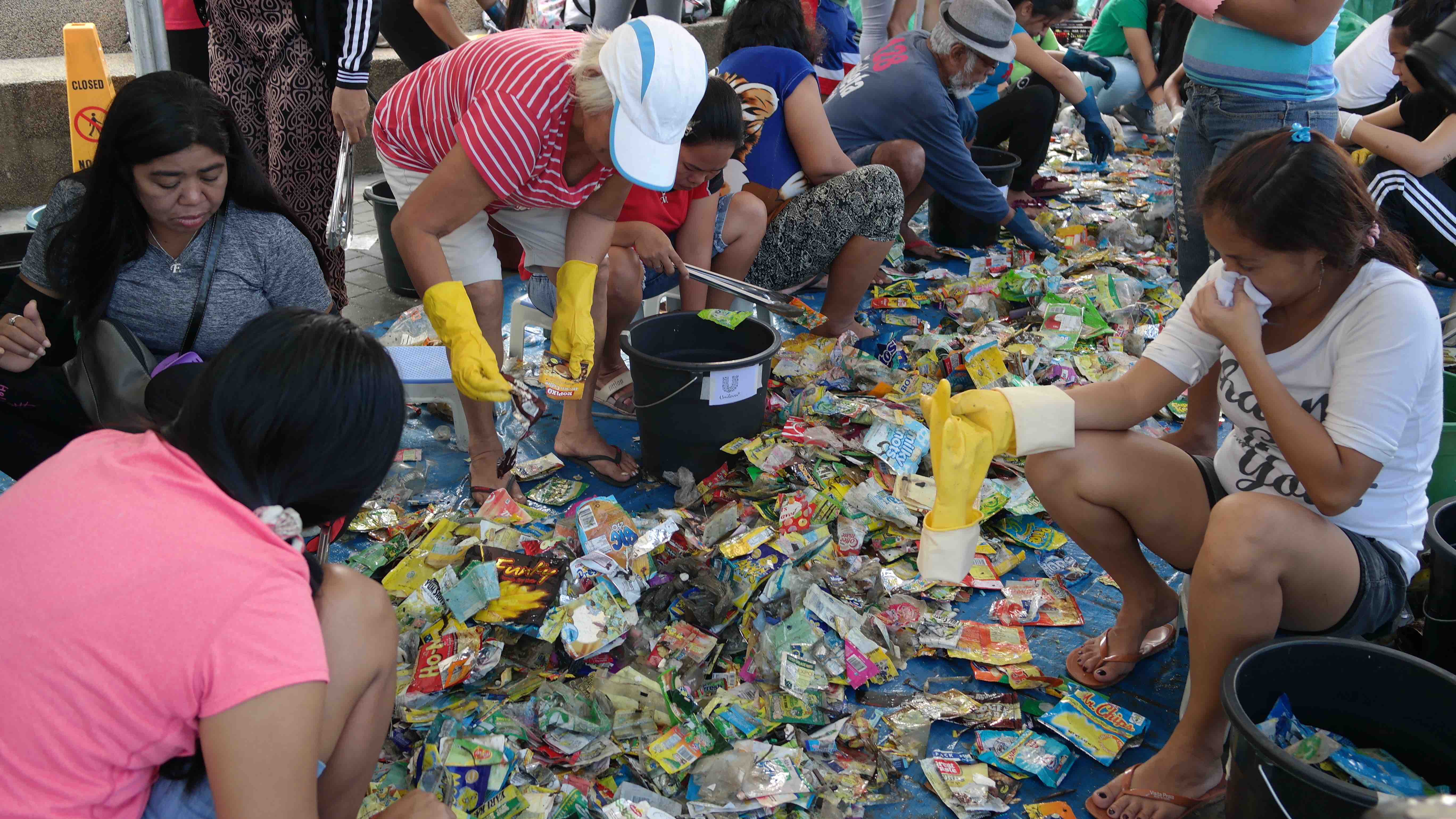 Greenpeace volunteers. (Photo: Therese Reyes) 