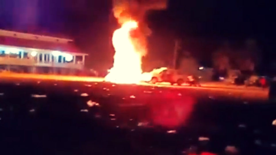 Rioters push police truck into bonfire in Lawele on Sunday morning (Oct 21, 2018).  Screenshot: Java Timeline / Youtube