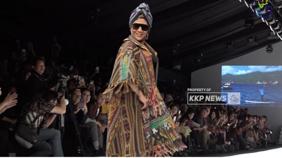 Maritime Affairs and Fisheries Minister Susi Pudjiastuti walking the catwalk of Jakarta Fashion Week on October 23, 2018. Screenshot: KKP News /  Kementerian Kelautan Dan Perikanan / Youtube