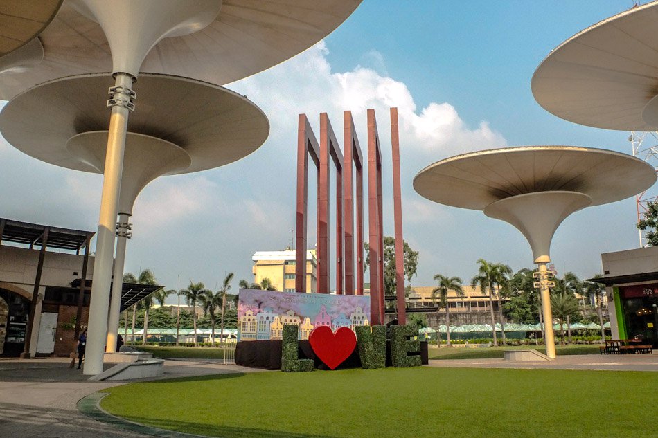 A Quezon City mall is spruced up for Valentine's Day. Photo: Jonathan Cellona/ABS-CBN News.