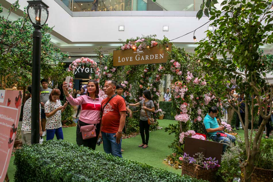 Couples enjoy a man-made love garden set up at a mall in Pasay. Photo: Jonathan Cellona/ABS-CBN News. 