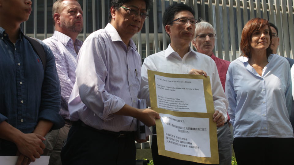 HKJA chairman Chris Yeung hands a petition bearing 15,000 signatures from people demanding the government explain why Victor Mallet’s visa was not renewed. Photo by Vicky Wong.