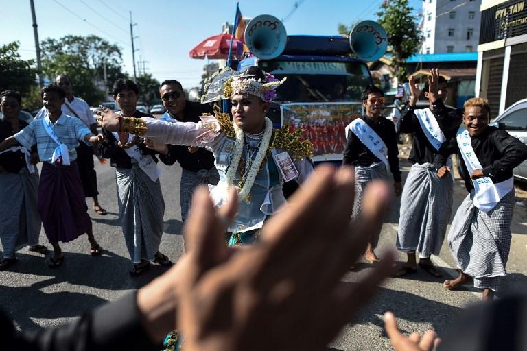 A dancer performs in front of a truck loaded with large speakers playing loud traditional music during Buddhist religious festivities in Yangon on November 22, 2018. – From grumbling neighbors to witty memes of the Buddha begging a man with speakers to “stop your noise”, the cacophony around Myanmar’s annual Tazaungdaing festival is revving up debate over the modern racket accompanying religious customs. (Photo by Ye Aung Thu / AFP)