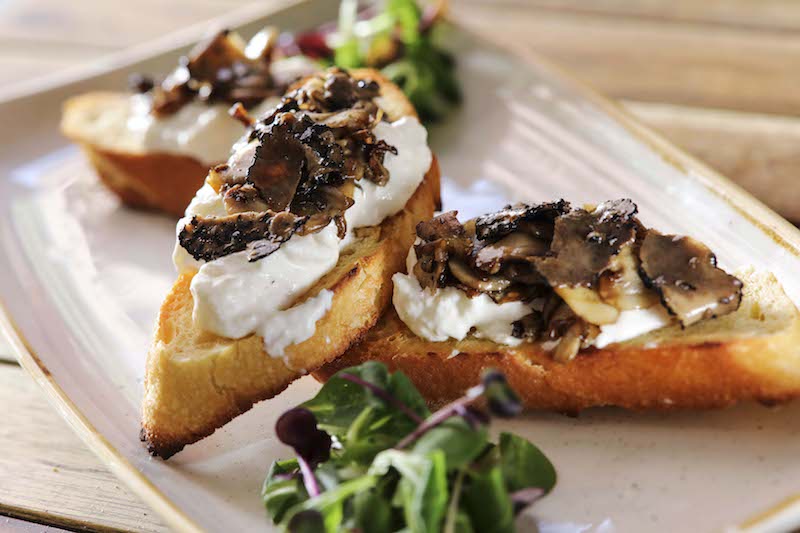 Crostini e funghi. Photo: The Mast