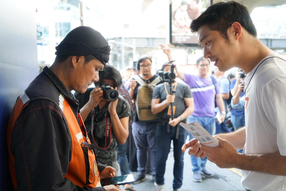 The unimpressed motorbike taxi driver -- Photo: Teirra Kamolvattanavith/ Coconuts Media