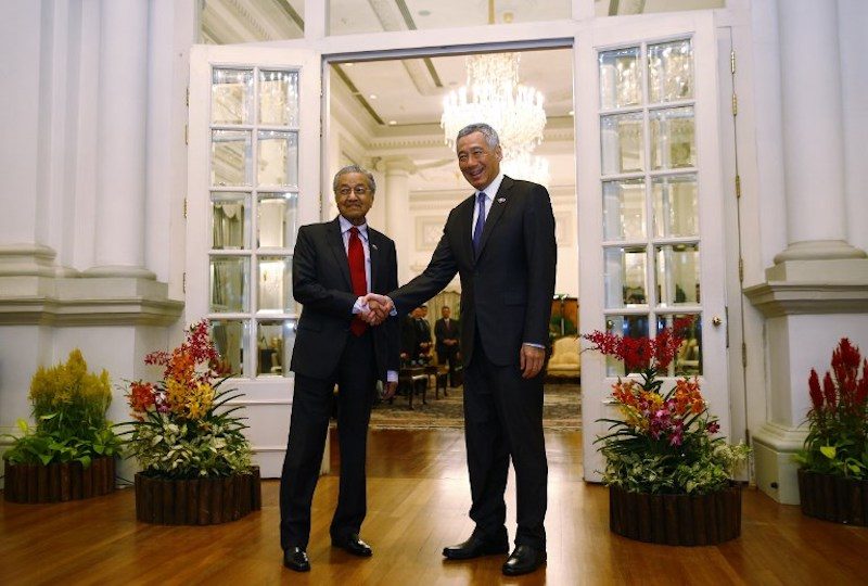 Prime Minister Mahathir Mohamad (R) shakes hands with Singaporean counterpart Lee Hsien Loong during a meeting at the Istana on the sidelines of the 33rd ASEAN summit in Singapore on November 12, 2018. Photo: FELINE LIM / POOL / AFP