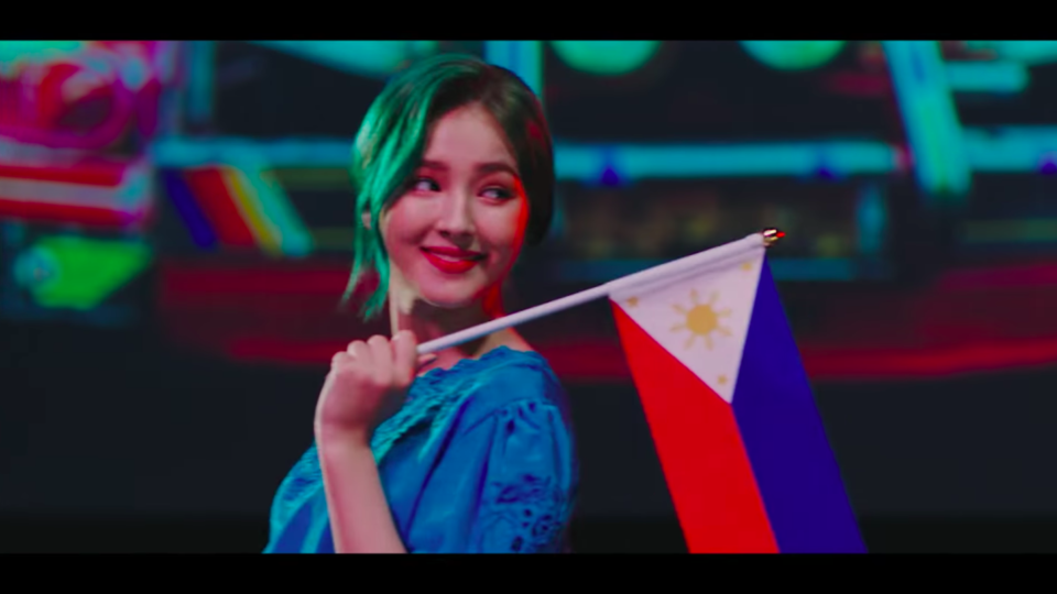 Nancy McDonnie proudly holds the Philippine flag. Screenshot from Baam’s music video.