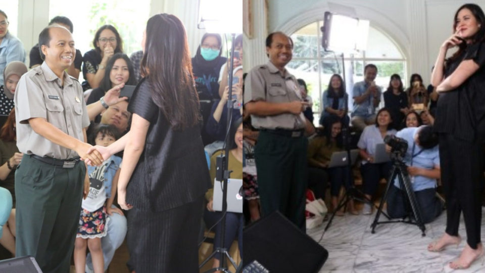 Sutopo meeting his celebrity idol Raisa in 2018. PHOTO: Twitter/@Sutopo_PN