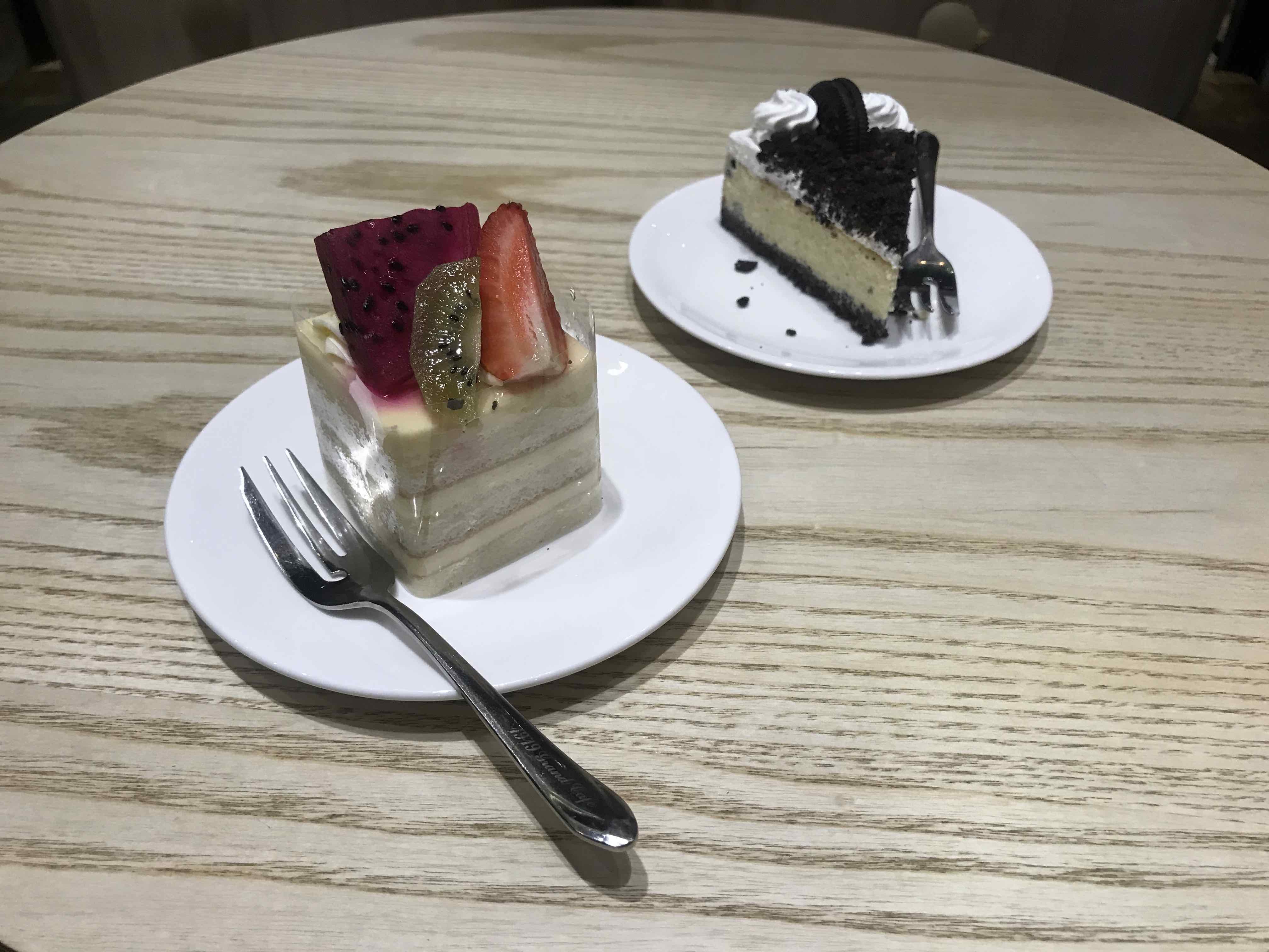 Fashion cake (left) and Oreo Cheesecake (right). (Photo: Angelica Reyes)