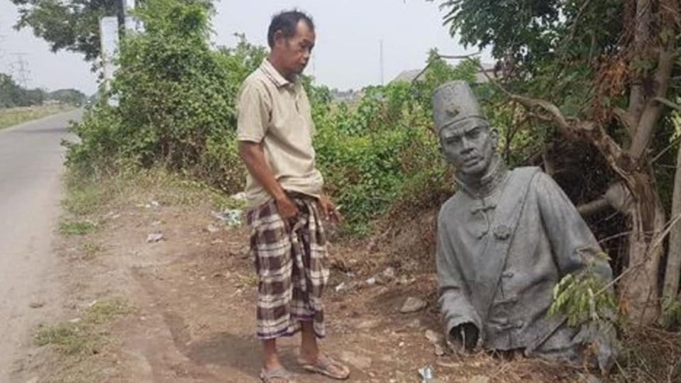 Part of a statue of Sultan Ageng Tirtayasa lying beside a road in Serang, Banten. Photo: Ahmad Azis Ridho / Facebook 