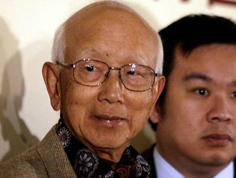 In this file photo taken on February 17, 2005, film producer Raymond Chow (L) attends a press conference on piracy where he and other industry officials jointly signed a document on copyright law in Hong Kong. Hong Kong film producer Raymond Chow, who brought kungfu legend Bruce Lee, Jackie Chan to the international spotlight, died on November 2, 2018 at the age of 91. Mike CLARKE / AFP