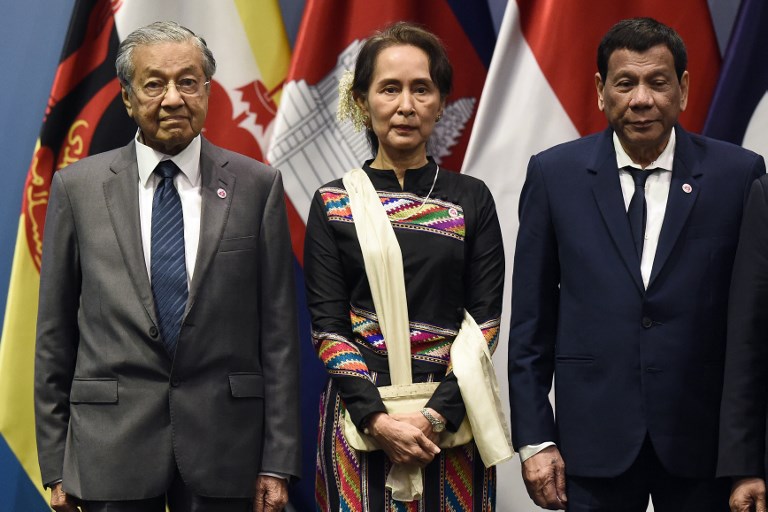 Malaysia’s Prime Minister Mahathir Mohamad (L), Myanmar State Counsellor Aung San Suu Kyi and Philippine President Rodrigo Duterte pose for a group photo in Singapore on November 15, 2018. Photo: Lillian Suwanrumpha