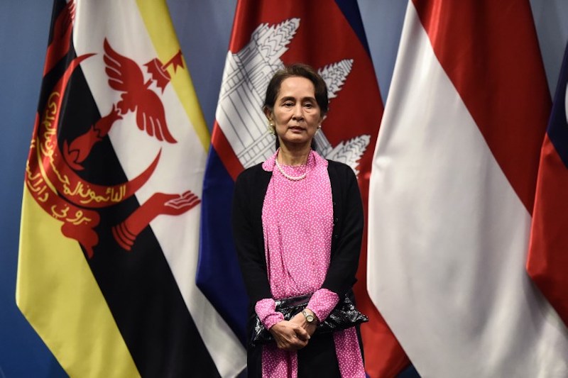 Myanmar State Counsellor Aung San Suu Kyi arrives on stage to pose for a group photo before the start of the ASEAN-Japan summit on the sidelines of the 33rd Association of Southeast Asian Nations (ASEAN) summit in Singapore on November 14, 2018. (Photo by Lillian SUWANRUMPHA / AFP)