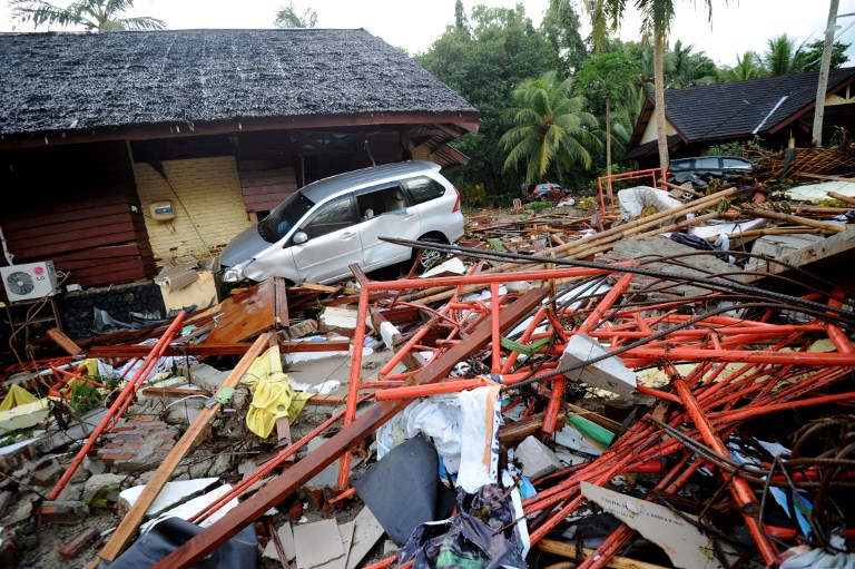 This general view shows damaged buildings at the Mutiara Carita Cottages in Carita in Banten province on December 24, 2018, two days after a tsunami – caused by activity at a volcano known as the “child” of Krakatoa – hit the west coast of Indonesia’s Java island. – The volcano-triggered tsunami on December 22 has left hundreds dead and hundreds more injured after slamming without warning into beaches around Indonesia’s Sunda Strait, officials said on December 23, voicing fears that the toll would rise further. (Photo by SONNY TUMBELAKA / AFP)