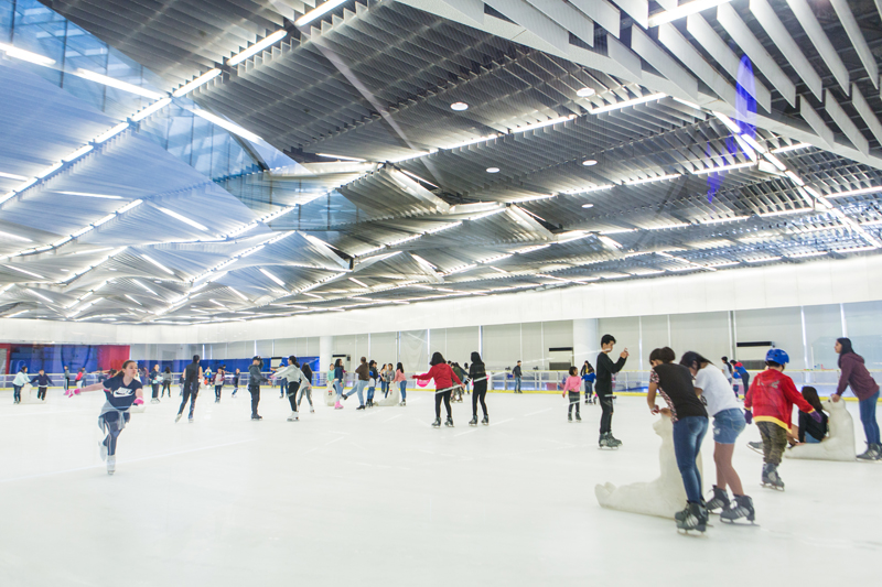 Kids skating in Megamall's rink. (Photo: Jacques Manuntag) 