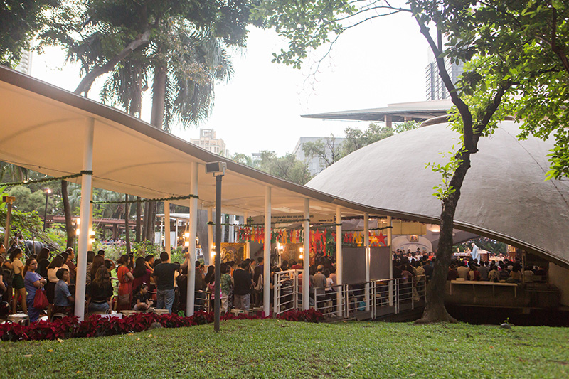 The Greenbelt chapel overflowing with people. (Photo: Jacques Manuntag) 