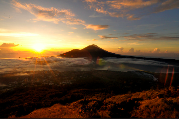 Sunrise at Mount Batur. Photo: flickr/Amit Rawat