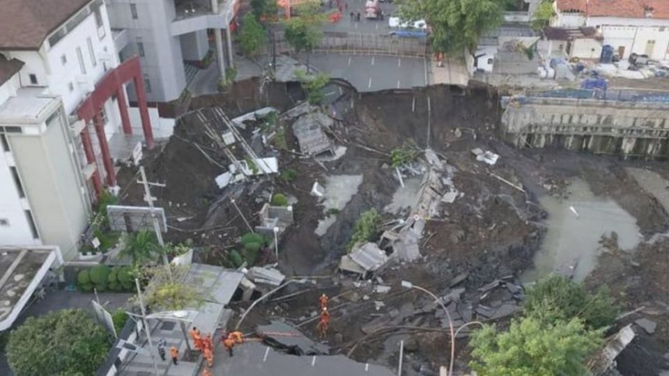 A giant hole swallowed a huge chunk of Jalan Raya Gubeng in the East Java capital city of Surabaya, East Java last night, December 18. Photo: Dishub Surabaya
