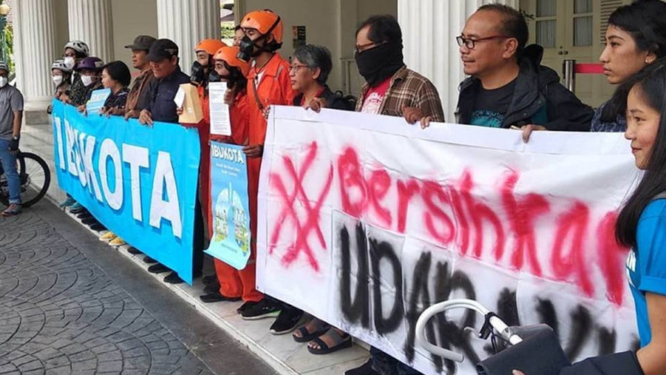 Activists from the Universal Coalition Air Clean Initiative Movement (IBUKOTA) delivering the notice of their citizen lawsuit at Jakarta City Hall on December 5, 2018. Photo: Greenpeace Indonesia / Facebook