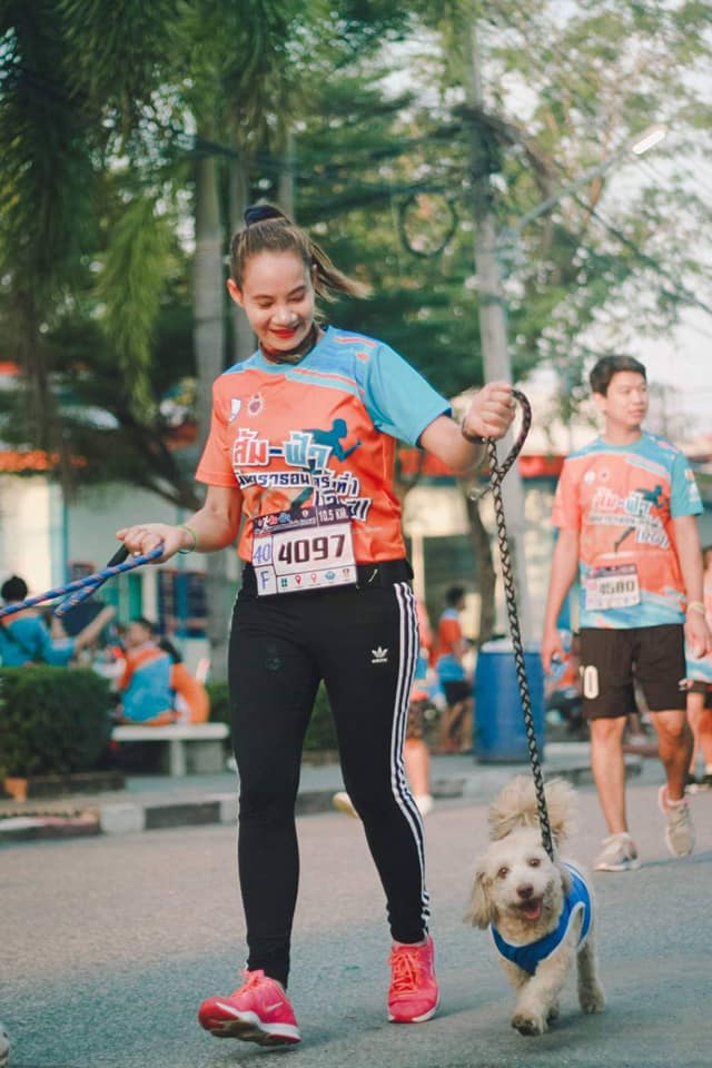 Khemjira running with her other dogs during another marathon. Photo: Facebook/ Polsin Sinsamoe