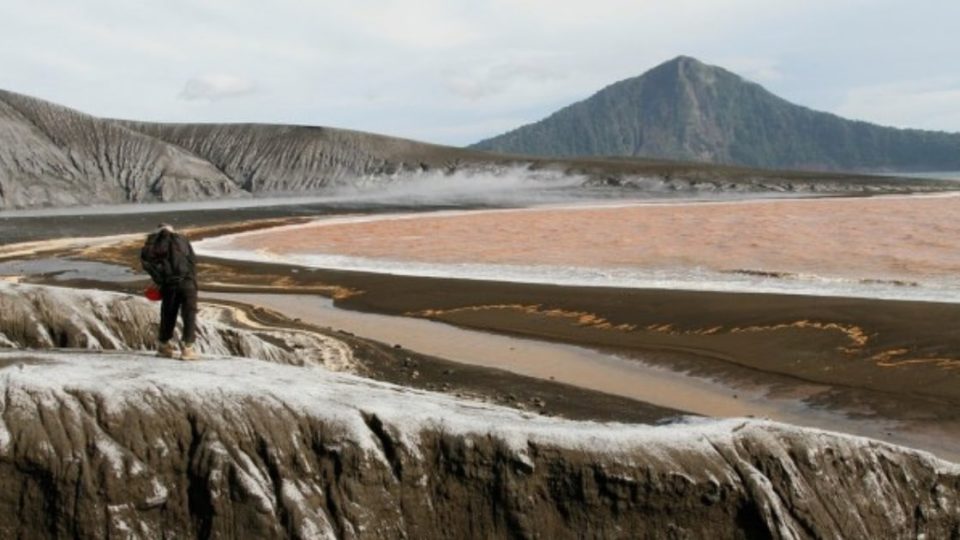 Photos of two foreigners standing near the Anak Krakatoa volcano crater recently went viral, with local authorities labeling them disrespectful for disregarding the country’s laws. Photo: Twitter/@rajo_ameh