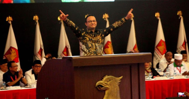 Jakarta Governor Anies Baswedan giving a two-finger salute, allegedly symbolizing support of presidential candidate Prabowo Subianto and running mate Sandiaga Uno at a political party event in Dec 2018. Photo: Twitter
