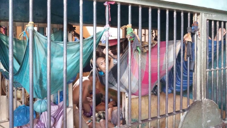 Prisoners sleeping in makeshift hammocks at the Bagansiapiapi Detention Center in Riau. Photo via Detik