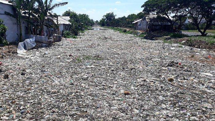 Pisang Batu river in Bekasi Regency, West Java, Indonesia, when its surface was completely covered in trash in early January 2019. Photo: Facebook