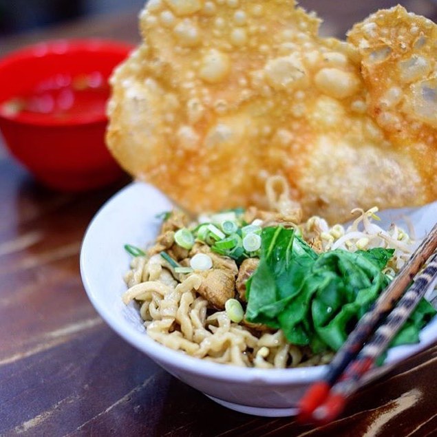 Mie Karet Ayam Jamur with fried pangsit. Photo: Instagram/@mie.chino