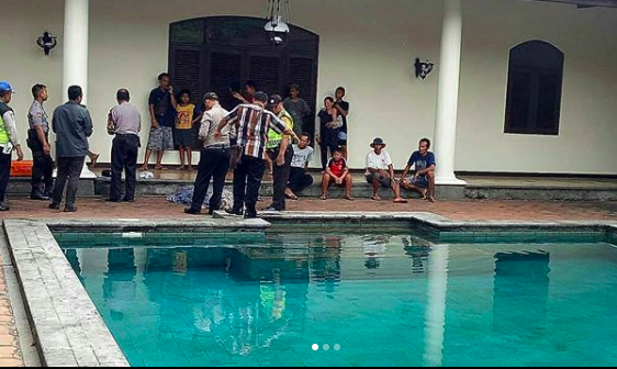 The two drowned while their classmate sat poolside, engrossed in a smartphone. Photo: @denpasar.viral/ @polres_tabanan