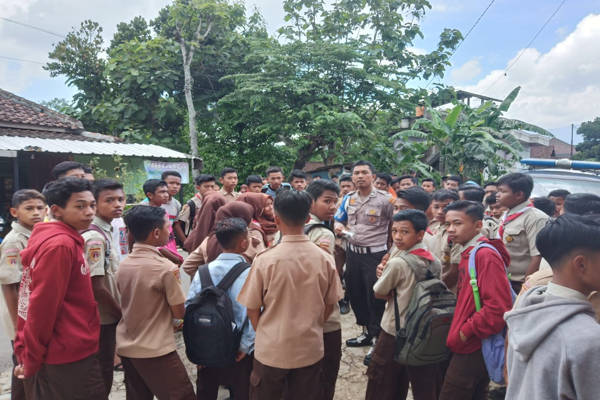 Junior high school students protesting against a school teacher who allegedly sexually harassed their classmate. Photo: Wonogiri Police