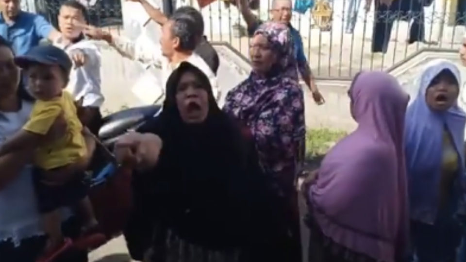 Residents of a housing complex in the North Sumatra capital of Medan stormed a house that had allegedly been used illegally as a church on Sunday. Photo: Instagram/@eunikeyulia