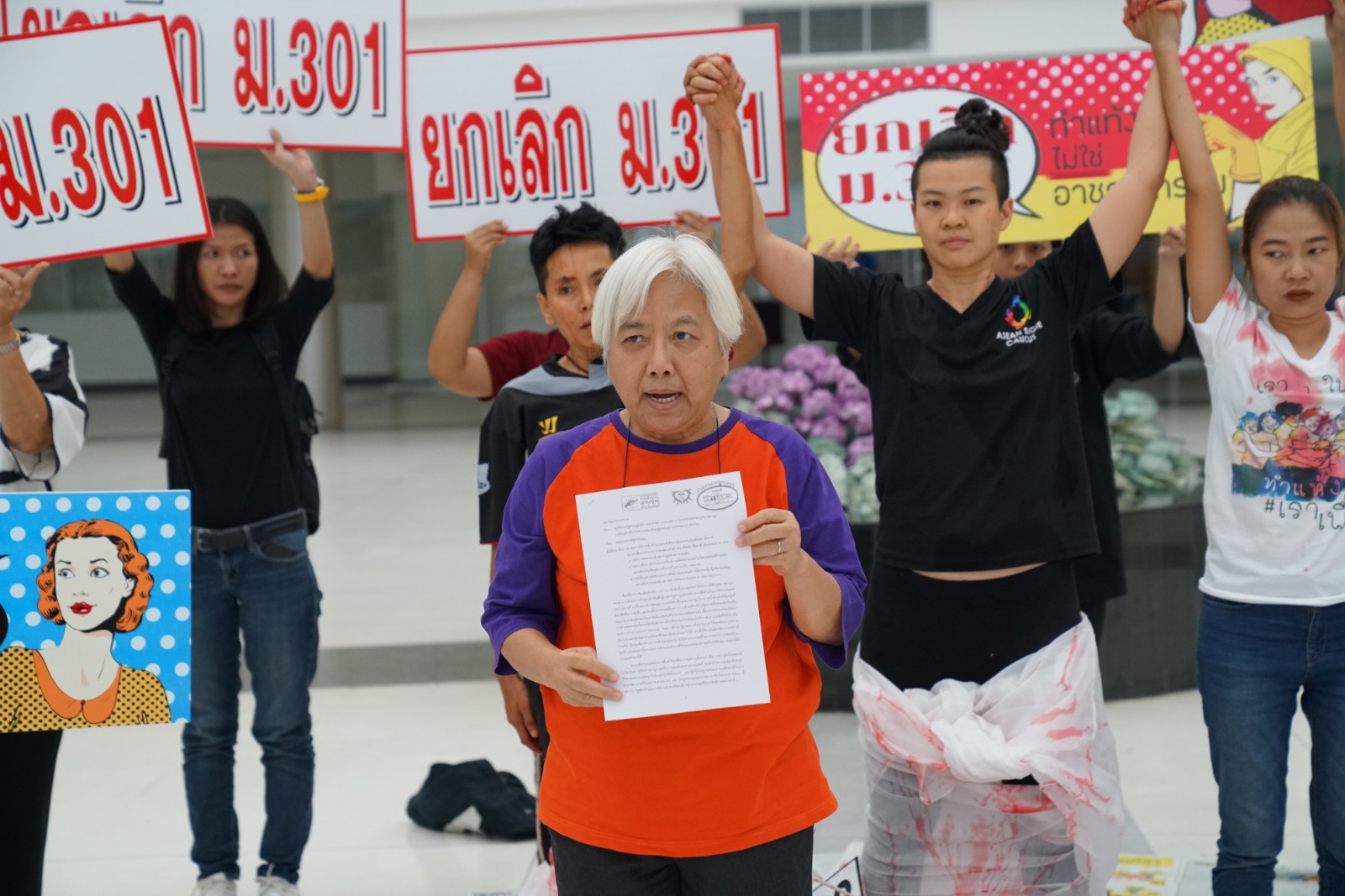 Campaigners demanding for the decriminalization of abortion at the Constitutional Court of Thailand — Photo: Teirra Yam Kamolvattanavith/ Coconuts Media