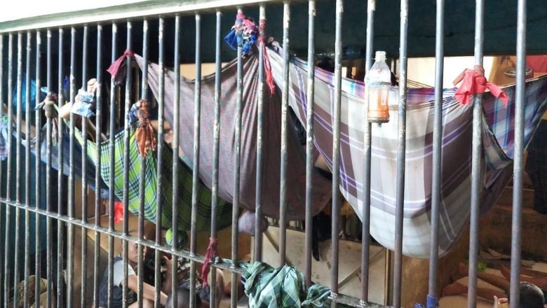 Photo taken in 2019 showing prisoners sleeping in makeshift hammocks at the Bagansiapiapi Detention Center in Riau. Photo via Detik