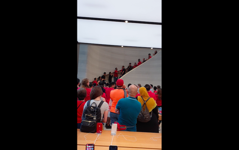Trust Apple Singapore to send off their staff to music, cheers and applause on their last day of work. Nice. (Photo: Reddit screengrab)