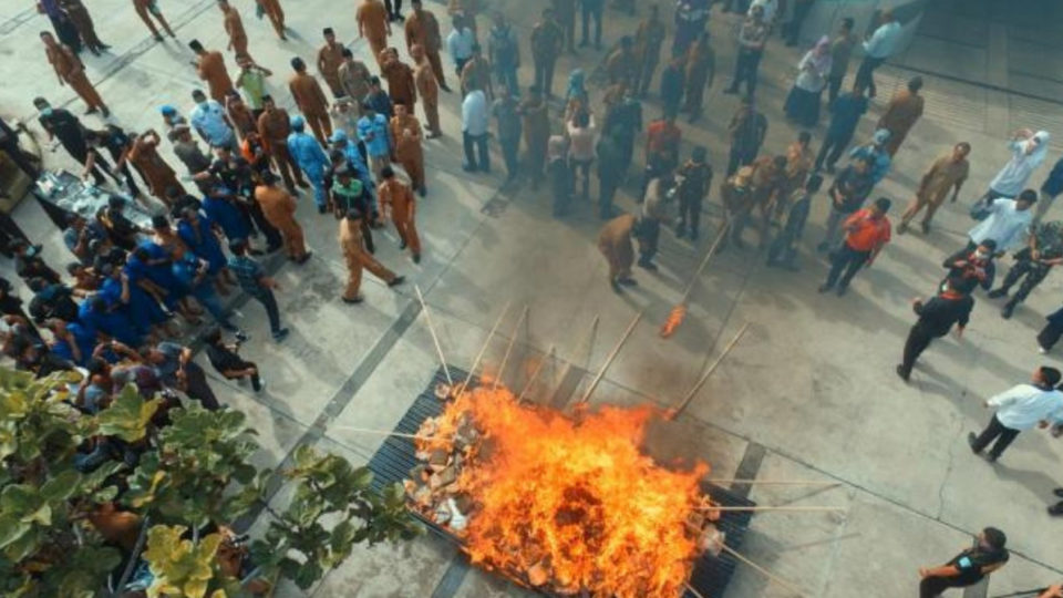 A crowd including high-level officials gather to watch the burning of half a ton of marijuana in the courtyard of Banda Aceh City Hall on Monday, Jan 28, 2019. Photo: Istimewa